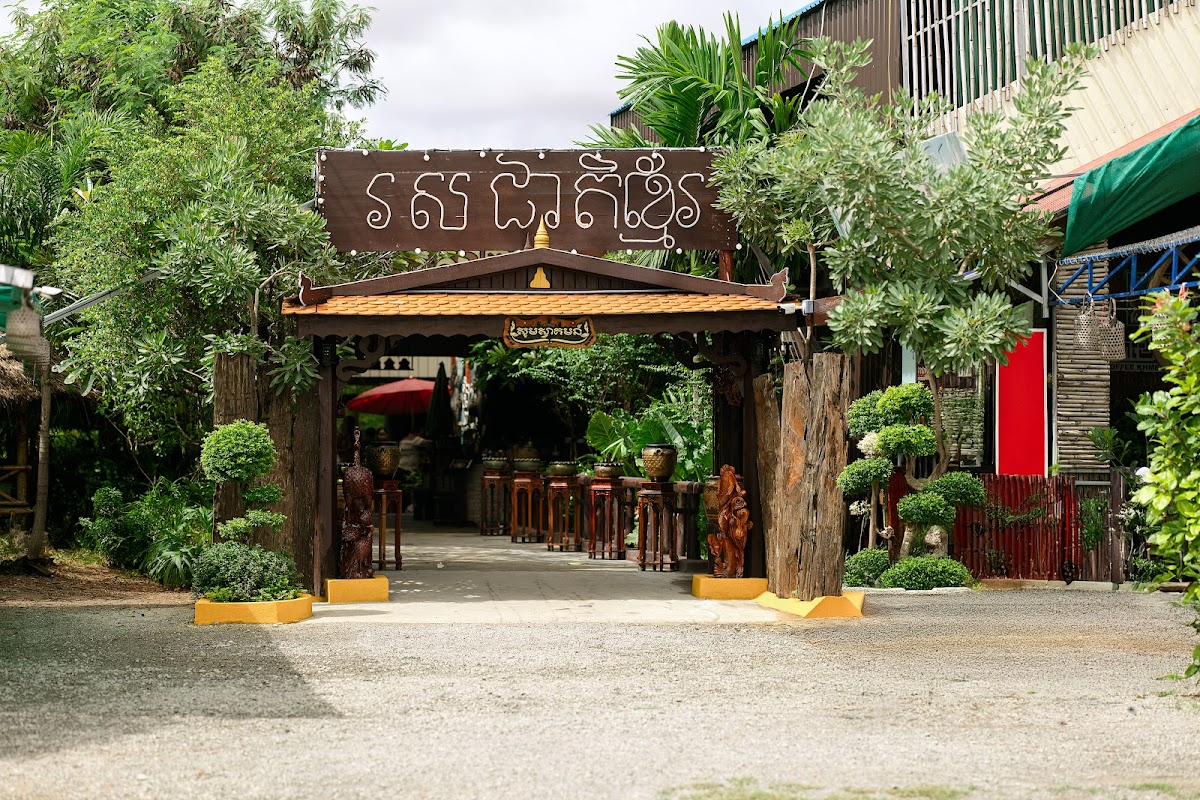 Khmer Taste Noodles Restaurant នំបញ្ចុកទឹកប្រហុក រសជាតិខ្មែរ